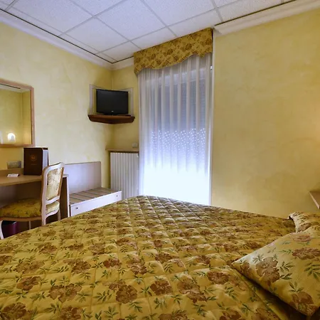 Stella Alpina E Ristorante דרוניו